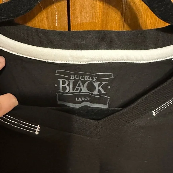 Buckle Black Vneck Tee Size Large - Picture 2 of 3